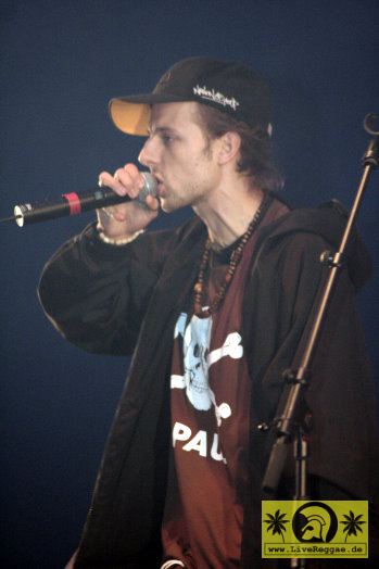 Pyro (D) with The House Of Riddim Band 11. Chiemsee Reggae Festival, Übersee - Tent Stage 21. August 2005 (4).jpg